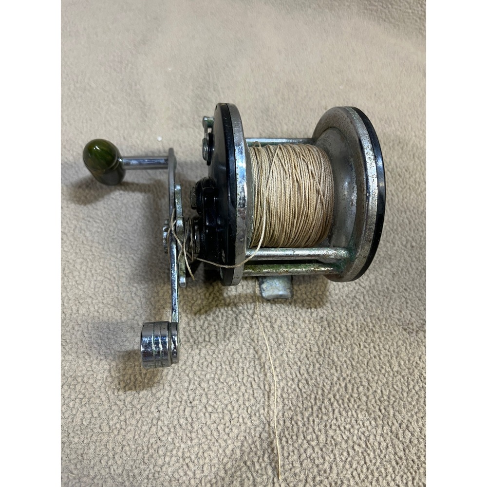 Vintage Penn Long Beach No 60 Saltwater Fishing Reel Black Bakelite Green Handle